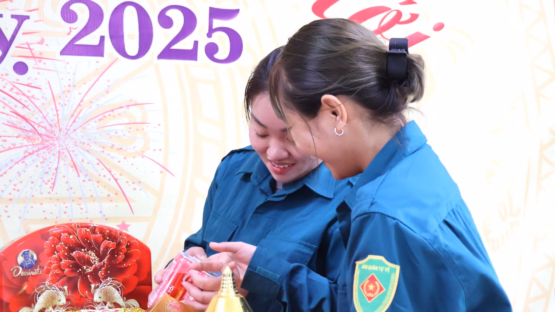 Các chiến sĩ chọn những thực phẩm, món quà Tết chất lượng, đẹp mắt để dâng lên bàn thờ Bác Hồ Các chiến sĩ chọn những thực phẩm, món quà Tết chất lượng, đẹp mắt để dâng lên bàn thờ Bác Hồ