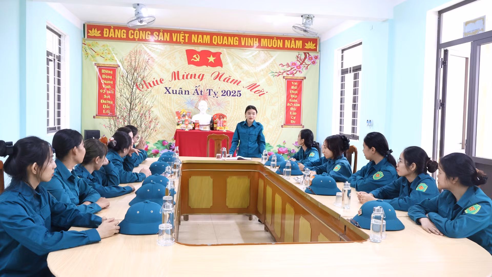 Sau giờ trang trí không gian đón Tết, đơn vị sinh hoạt đầu giờ dưới sự chỉ đạo của Chính trị viên Đại đội Hoàng Thị Họa My. Sau giờ trang trí không gian đón Tết, đơn vị sinh hoạt đầu giờ dưới sự chỉ đạo của Chính trị viên Đại đội Hoàng Thị Họa My.