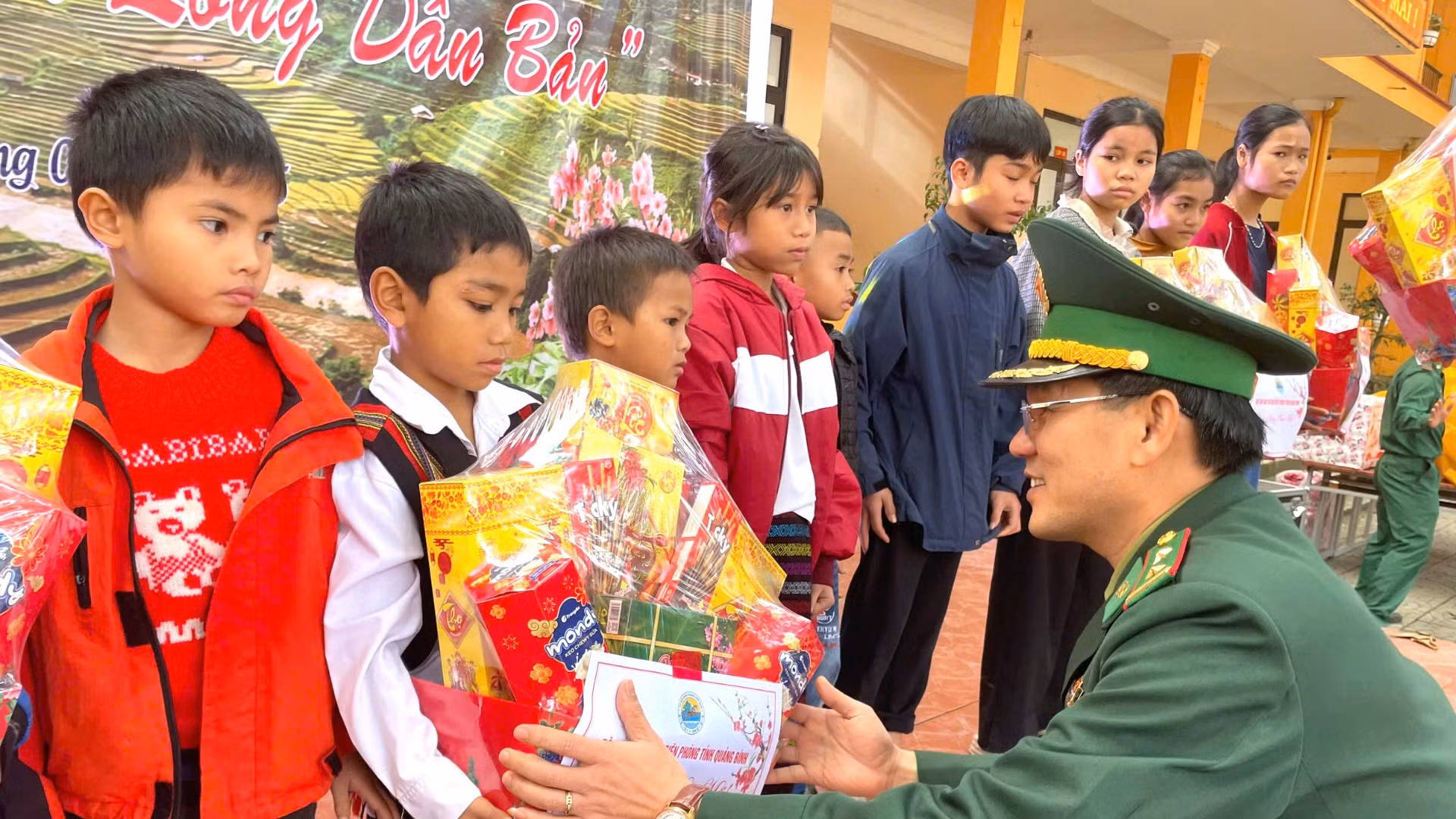 Đại diện Bộ Chỉ huy Bộ đội Biên phòng tỉnh Quảng Bình tặng quà Tết cho các em nhỏ. Đại diện Bộ Chỉ huy Bộ đội Biên phòng tỉnh Quảng Bình tặng quà Tết cho các em nhỏ.