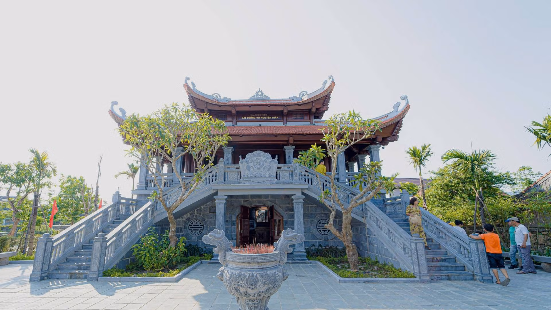 Việc thiết kế Nhà tưởng niệm 2 tầng cũng chính là để ứng phó hiệu quả với lũ lụt thường xảy ra hằng năm ở Lệ Thủy. Việc thiết kế Nhà tưởng niệm 2 tầng cũng chính là để ứng phó hiệu quả với lũ lụt thường xảy ra hằng năm ở Lệ Thủy.