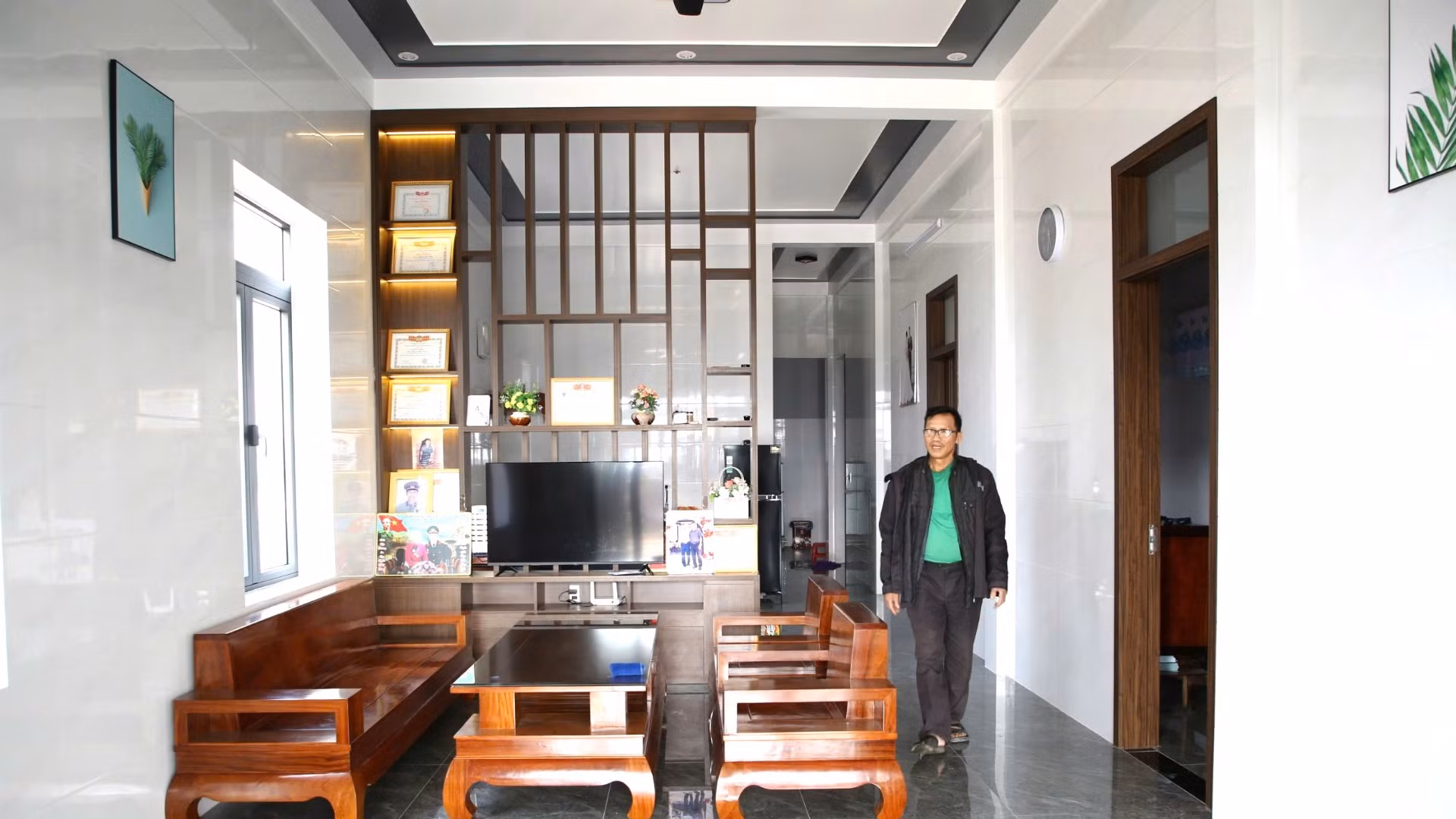 Ông Nguyễn Khanh (71 tuổi) cho biết, gia đình ông được đền bù đất 4,8 tỷ đồng, ông xây nhà hơn 1,4 tỷ đồng. Năm nay đón Tết trong nhà mới khang trang, con cháu sẽ tề tựu nên rất vui. Ông Nguyễn Khanh (71 tuổi) cho biết, gia đình ông được đền bù đất 4,8 tỷ đồng, ông xây nhà hơn 1,4 tỷ đồng. Năm nay đón Tết trong nhà mới khang trang, con cháu sẽ tề tựu nên rất vui.
