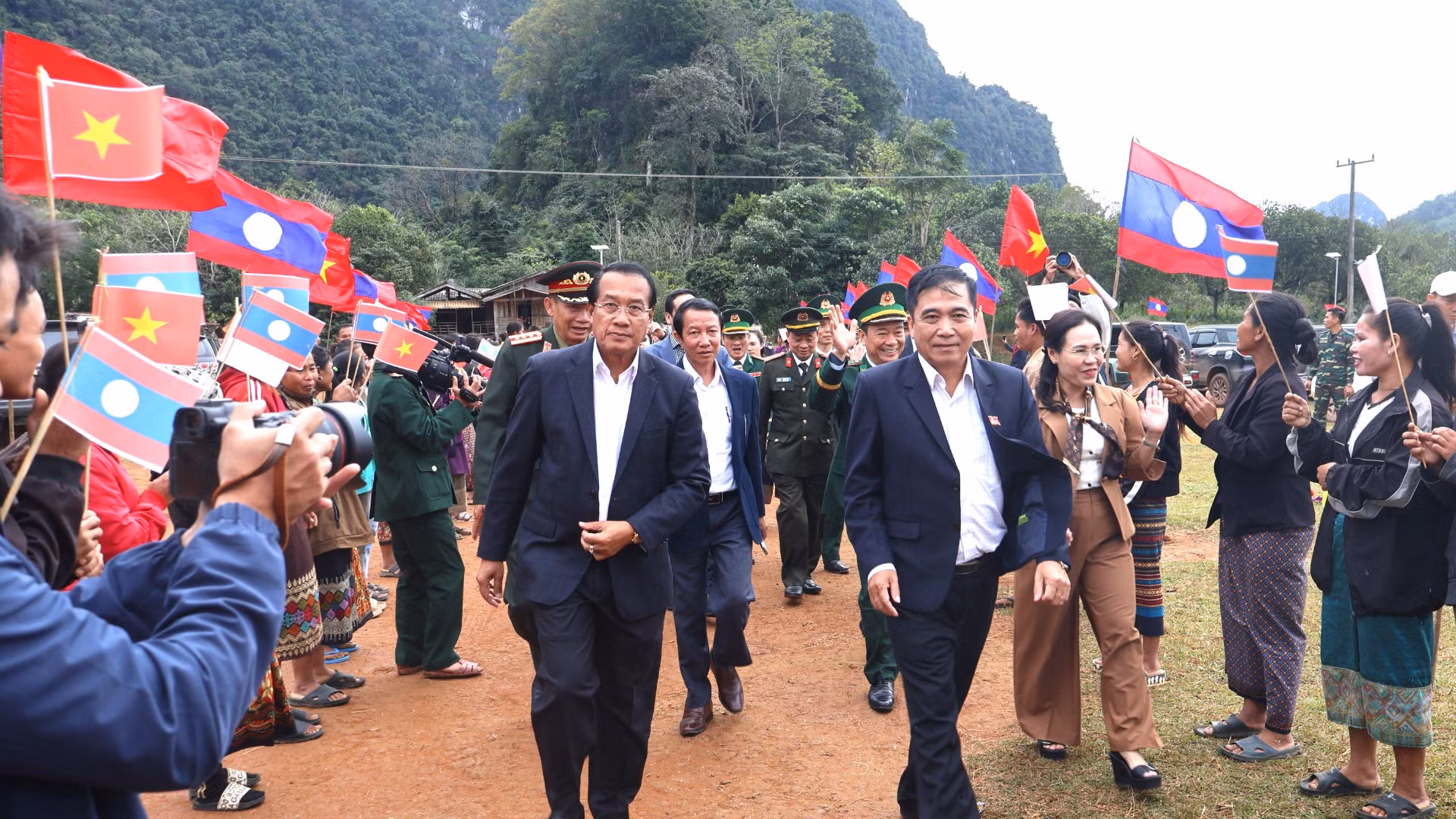 Ai cũng tươi vui đón đoàn đại biểu hai tỉnh Khammouane và Quảng Bình đến chung vui với bà con.