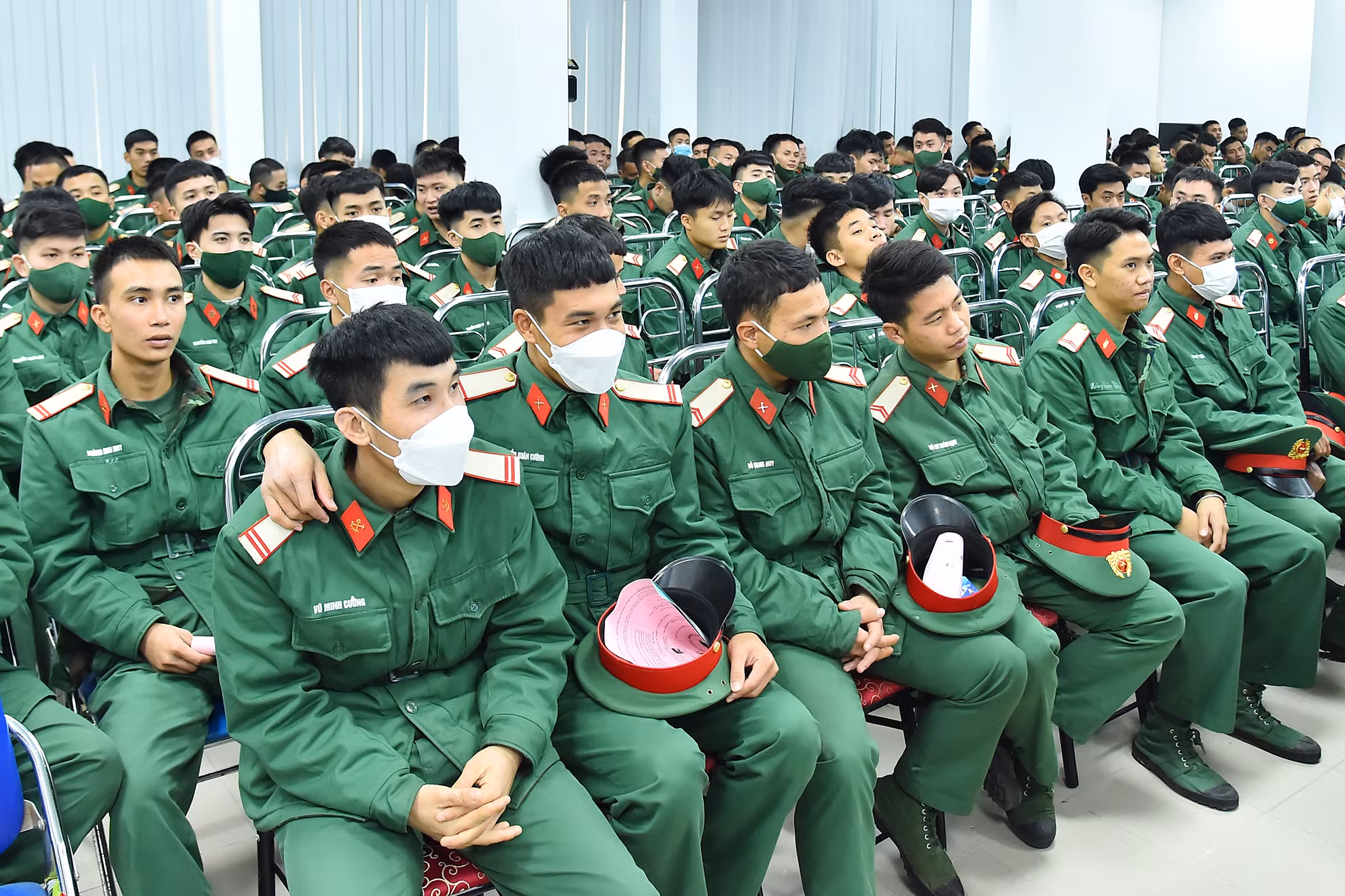 Đông đảo các chiến sĩ trẻ chuẩn bị xuất ngũ có mặt tham gia phiên giao dịch chuyên đề sáng 24/12. Đông đảo các chiến sĩ trẻ chuẩn bị xuất ngũ có mặt tham gia phiên giao dịch chuyên đề sáng 24/12.