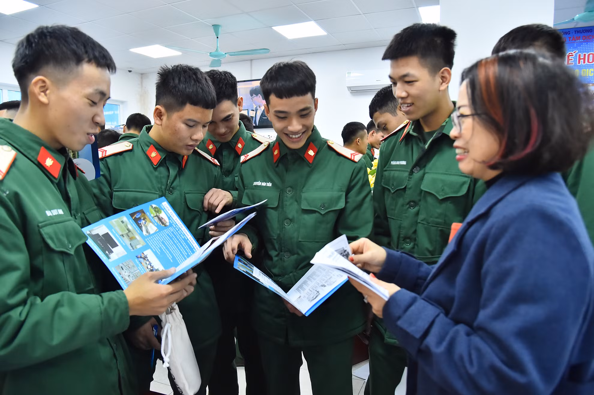 Đây là một trong những hoạt động ý nghĩa, thiết thực với các chiến sĩ, góp phần hỗ trợ những người lính trẻ có cơ hội tìm kiếm những công việc ổn định với mức lương tốt sau khi xuất ngũ. Đây là một trong những hoạt động ý nghĩa, thiết thực với các chiến sĩ, góp phần hỗ trợ những người lính trẻ có cơ hội tìm kiếm những công việc ổn định với mức lương tốt sau khi xuất ngũ.