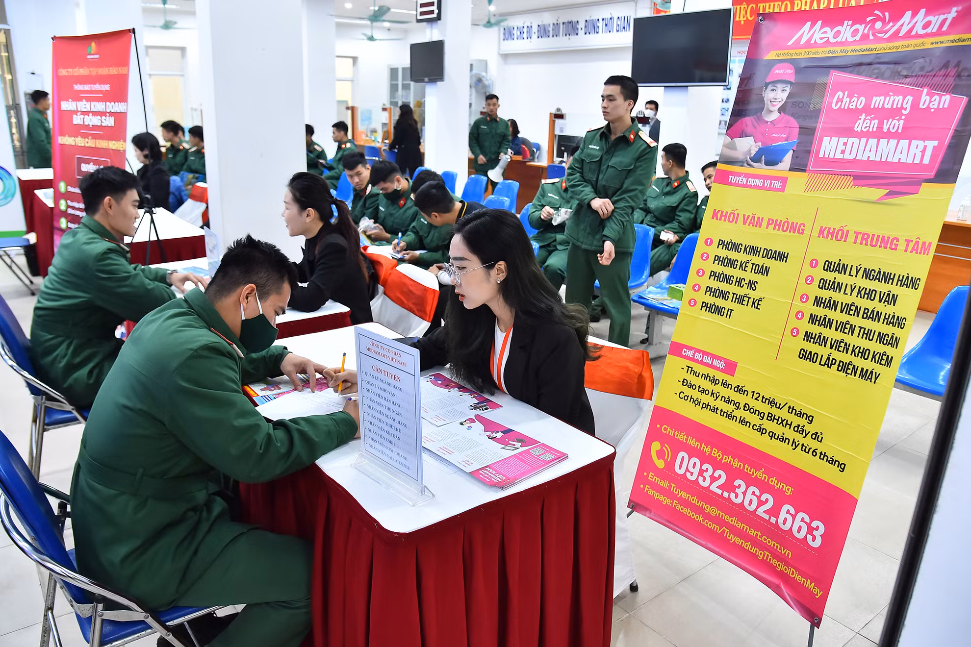 Phiên giao dịch chuyên đề lần này có sự tham gia của hơn 30 doanh nghiệp, đơn vị có nhu cầu tuyển dụng, tuyển sinh trong những ngày cuối năm 2022, đầu năm 2023. Phiên giao dịch chuyên đề lần này có sự tham gia của hơn 30 doanh nghiệp, đơn vị có nhu cầu tuyển dụng, tuyển sinh trong những ngày cuối năm 2022, đầu năm 2023.