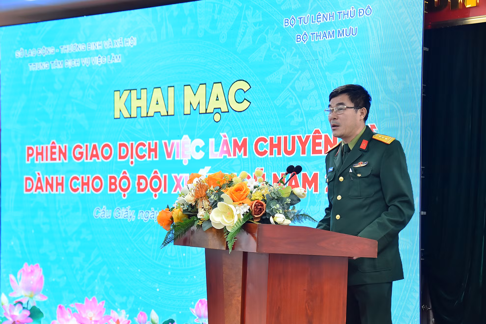 Đại diện Bộ Tham mưu - Bộ Tư lệnh Thủ đô phát biểu ý kiến tại phiên giao dịch. Đại diện Bộ Tham mưu - Bộ Tư lệnh Thủ đô phát biểu ý kiến tại phiên giao dịch.
