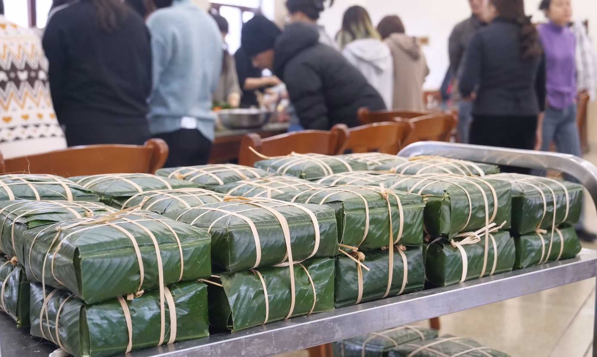 Bánh chưng bán thành phẩm chờ chuyển đi luộc. Bánh chưng bán thành phẩm chờ chuyển đi luộc.