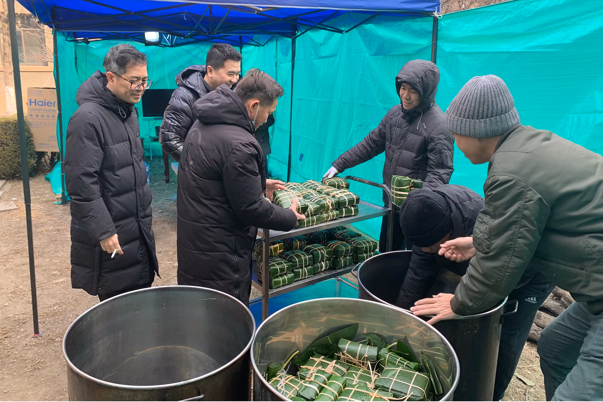 Xếp bánh chưng vào nồi để luộc. Xếp bánh chưng vào nồi để luộc.