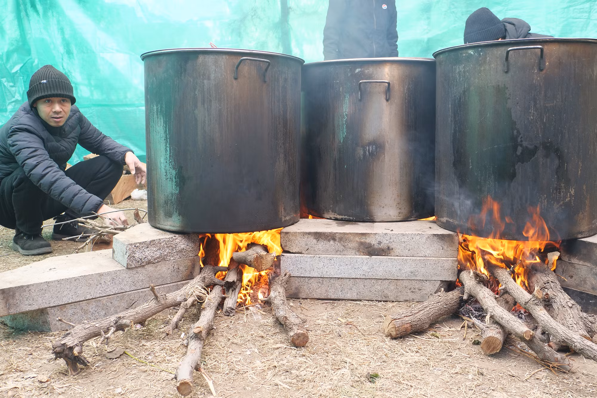 Nhóm lửa luộc bánh trong thời tiết lạnh 0 độ ở Bắc Kinh. Nhóm lửa luộc bánh trong thời tiết lạnh 0 độ ở Bắc Kinh.