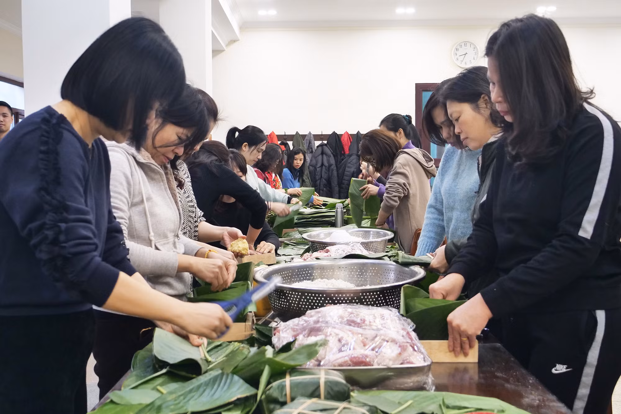 Nhiều chị em công đoàn viên sôi nổi tham gia gói bánh chưng.