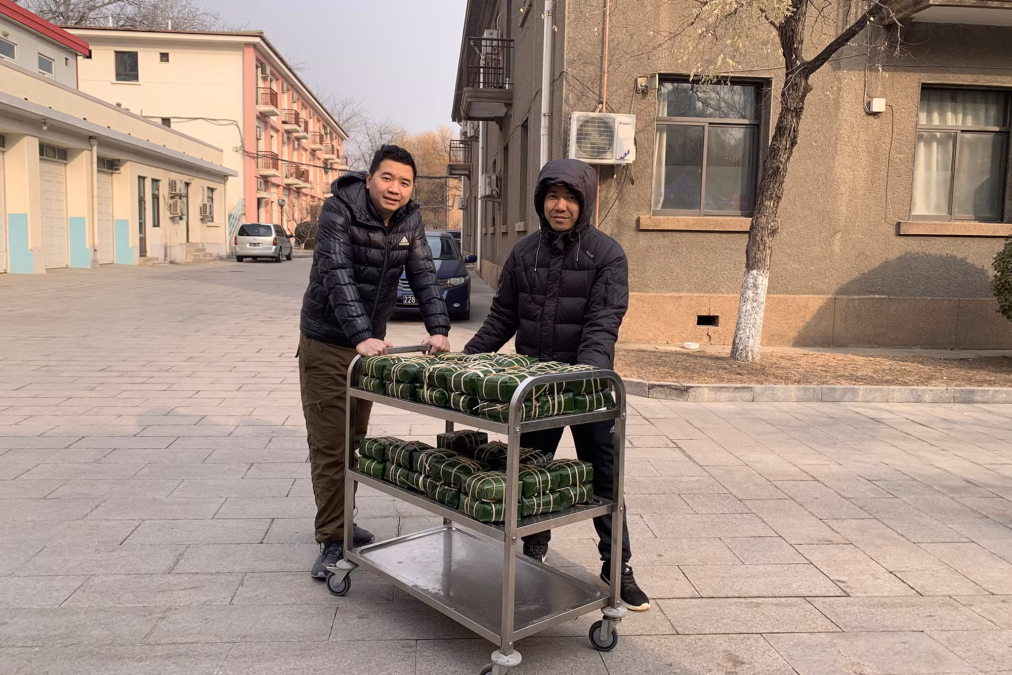 Bánh chưng được chuyển đi luộc. Bánh chưng được chuyển đi luộc.