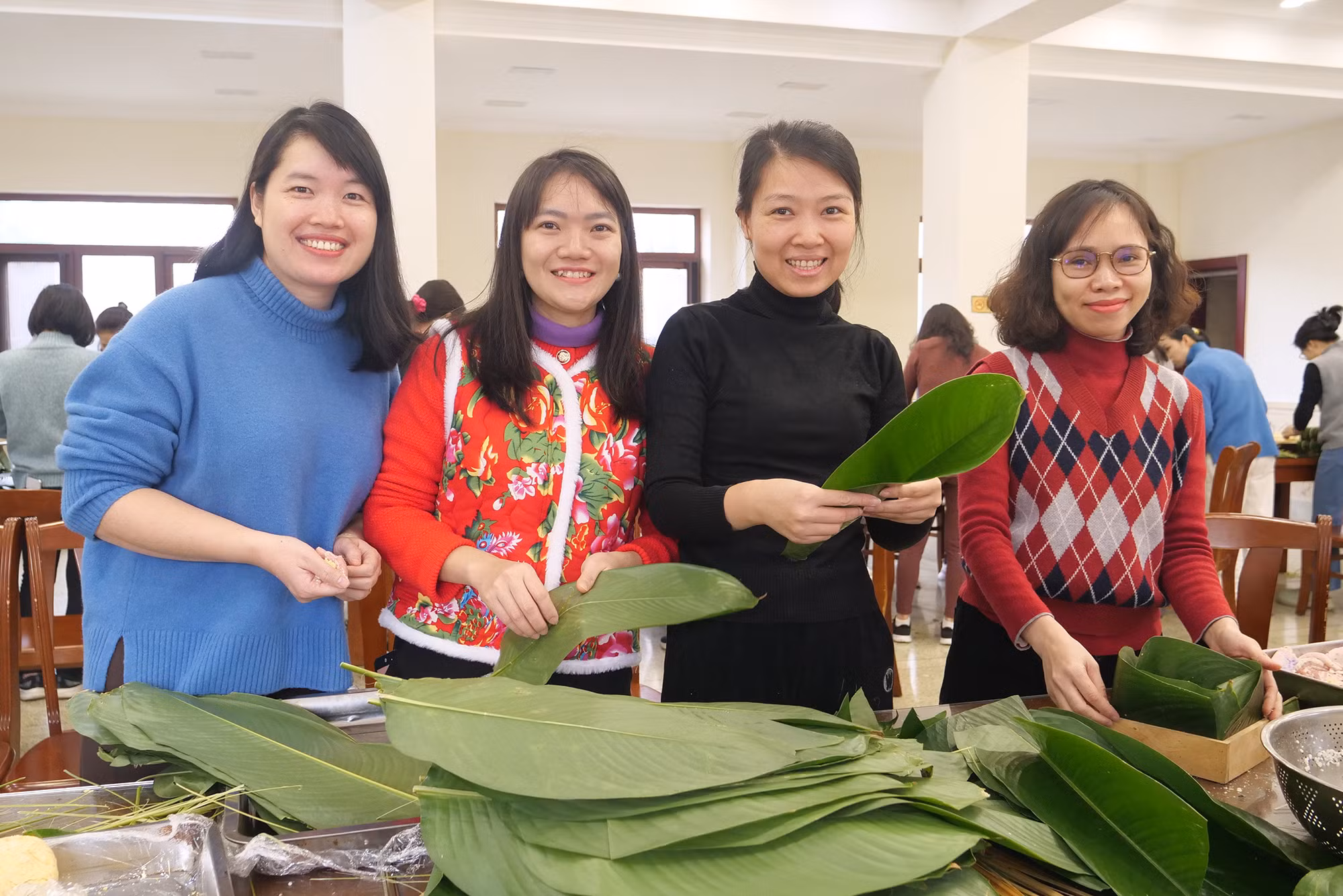 Các chị em công đoàn viên tham gia gói bánh chưng. Các chị em công đoàn viên tham gia gói bánh chưng.