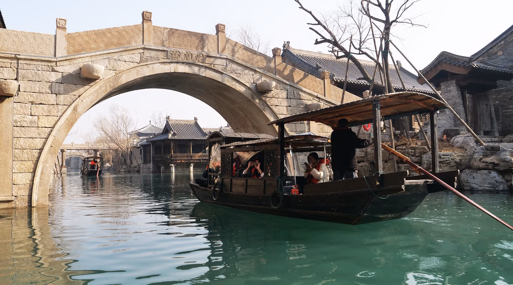 Những cây cầu đá bắc qua sông là nét chấm phá độc đáo của thành cổ.