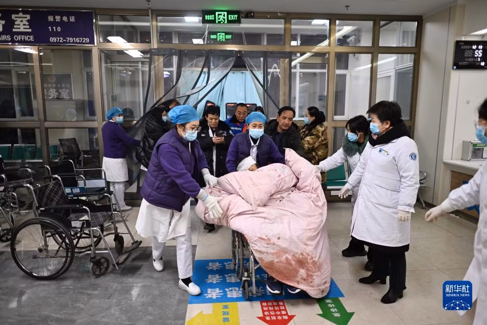 Người bị thương được đưa đến bệnh viện cấp cứu.
