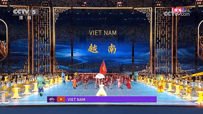 Đoàn thể thao Việt Nam tiến vào sân vận động. Đoàn thể thao Việt Nam tiến vào sân vận động.
