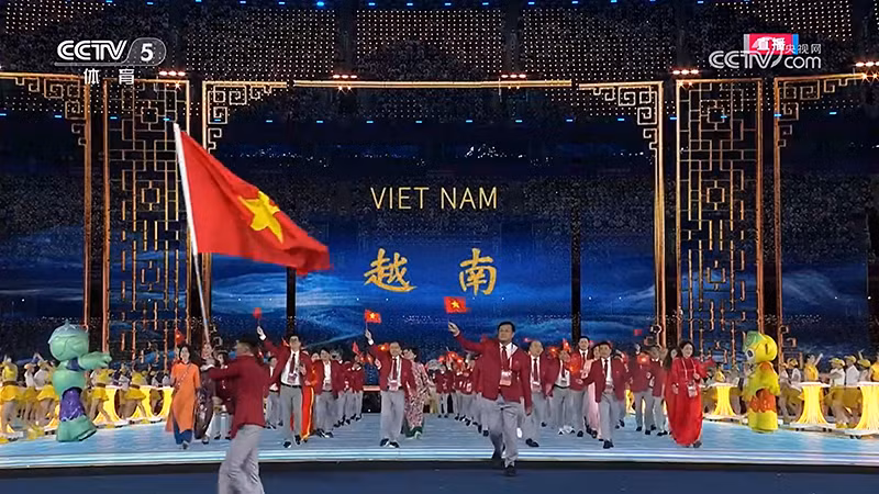 Đoàn thể thao Việt Nam tiến vào sân vận động. Đoàn thể thao Việt Nam tiến vào sân vận động.
