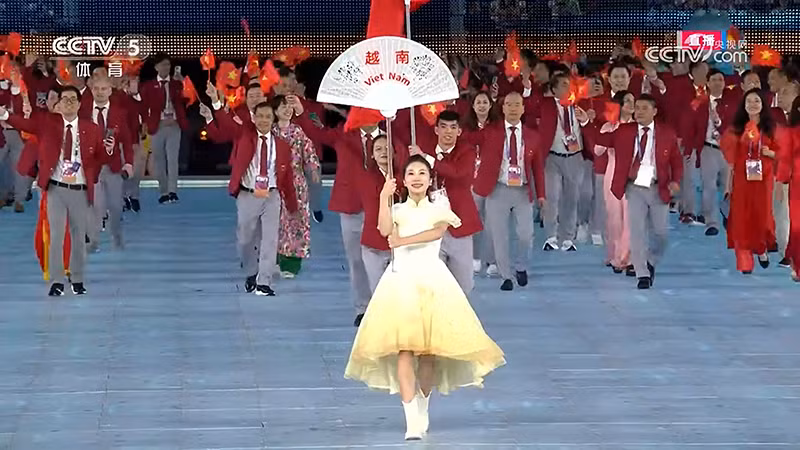 Đoàn thể thao Việt Nam tiến vào sân vận động. Đoàn thể thao Việt Nam tiến vào sân vận động.