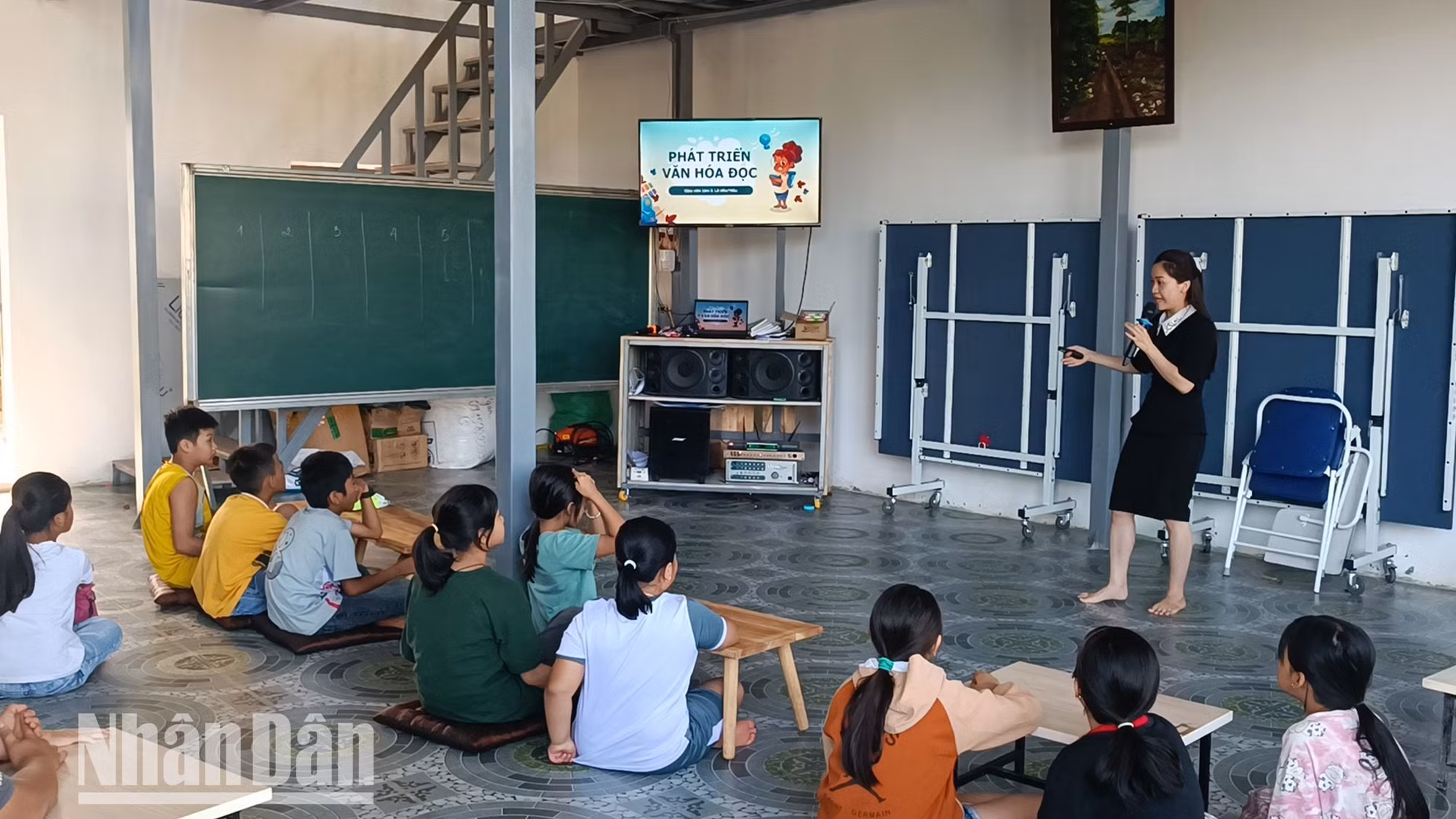 Các giáo viên dạy học cho các em học sinh tại Ngôi nhà trí tuệ đều đang công tác tại các trường học trên địa bàn, thương các em có hoàn cảnh khó khăn nên các cô tham gia dạy học miễn phí, giúp các em nâng cao kiến thức để khỏi bỏ học giữa chừng. Các giáo viên dạy học cho các em học sinh tại Ngôi nhà trí tuệ đều đang công tác tại các trường học trên địa bàn, thương các em có hoàn cảnh khó khăn nên các cô tham gia dạy học miễn phí, giúp các em nâng cao kiến thức để khỏi bỏ học giữa chừng.