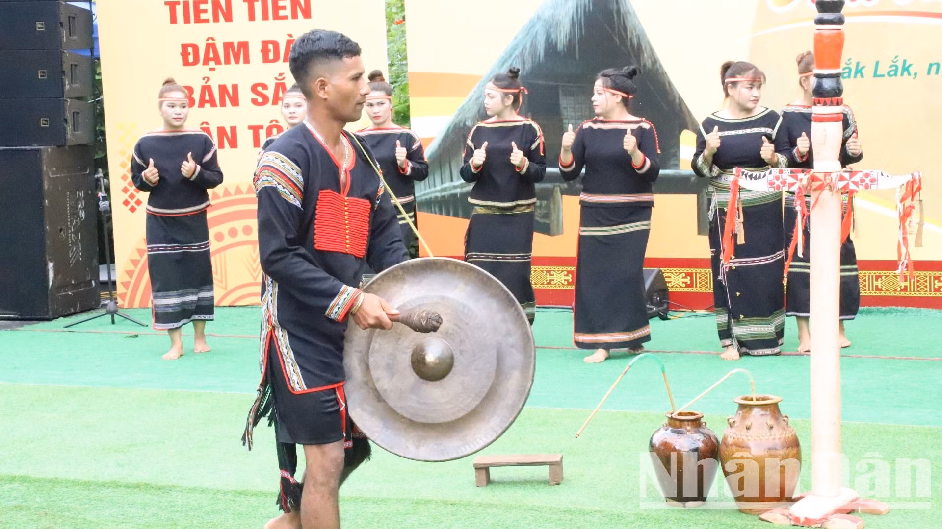 Đây cũng là dịp để các nghệ nhân thể hiện tài diễn tấu cồng chiêng của mình. Đây cũng là dịp để các nghệ nhân thể hiện tài diễn tấu cồng chiêng của mình.