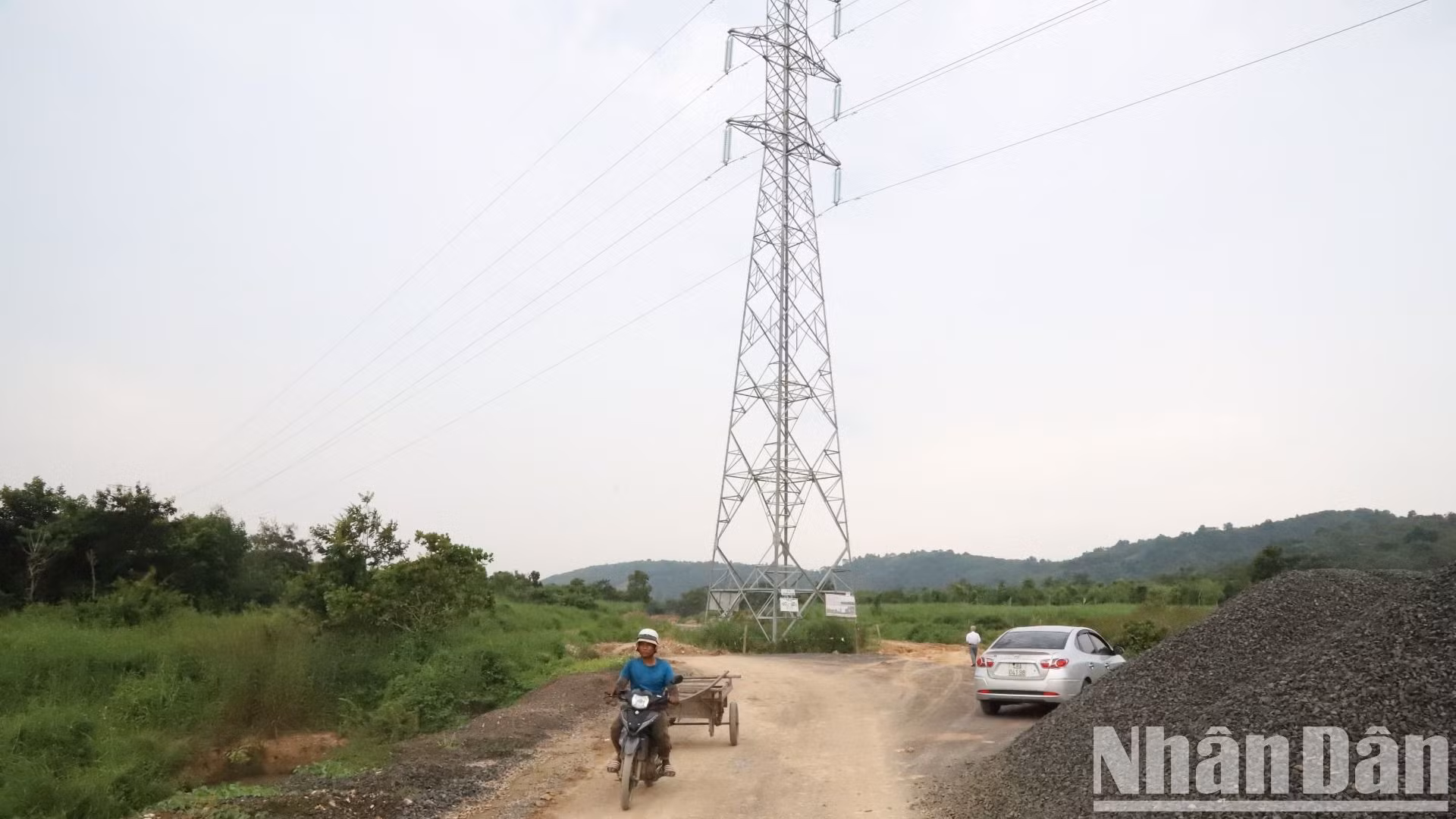 Mặc dù các ngành chức năng đã phát hiện ra trụ điện T20 này "mọc" ngay trên đường Hồ Chí Minh đoạn tránh Đông thành phố Buôn Ma Thuột đã nhiều tháng nhưng đến nay việc di dời vẫn còn gặp nhiều khó khăn. Mặc dù các ngành chức năng đã phát hiện ra trụ điện T20 này "mọc" ngay trên đường Hồ Chí Minh đoạn tránh Đông thành phố Buôn Ma Thuột đã nhiều tháng nhưng đến nay việc di dời vẫn còn gặp nhiều khó khăn.