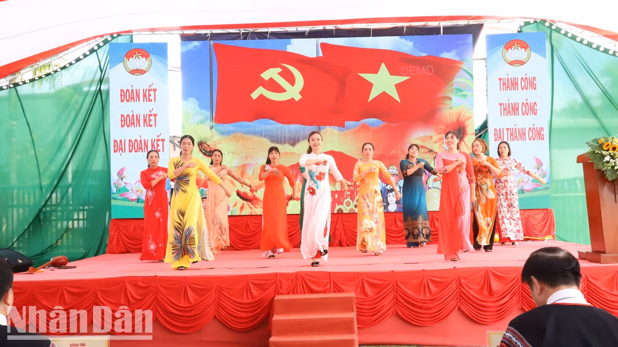 Các giá trị văn hóa truyền thống tốt đẹp được bảo tồn và phát huy trong đời sống xã hội. Các giá trị văn hóa truyền thống tốt đẹp được bảo tồn và phát huy trong đời sống xã hội.