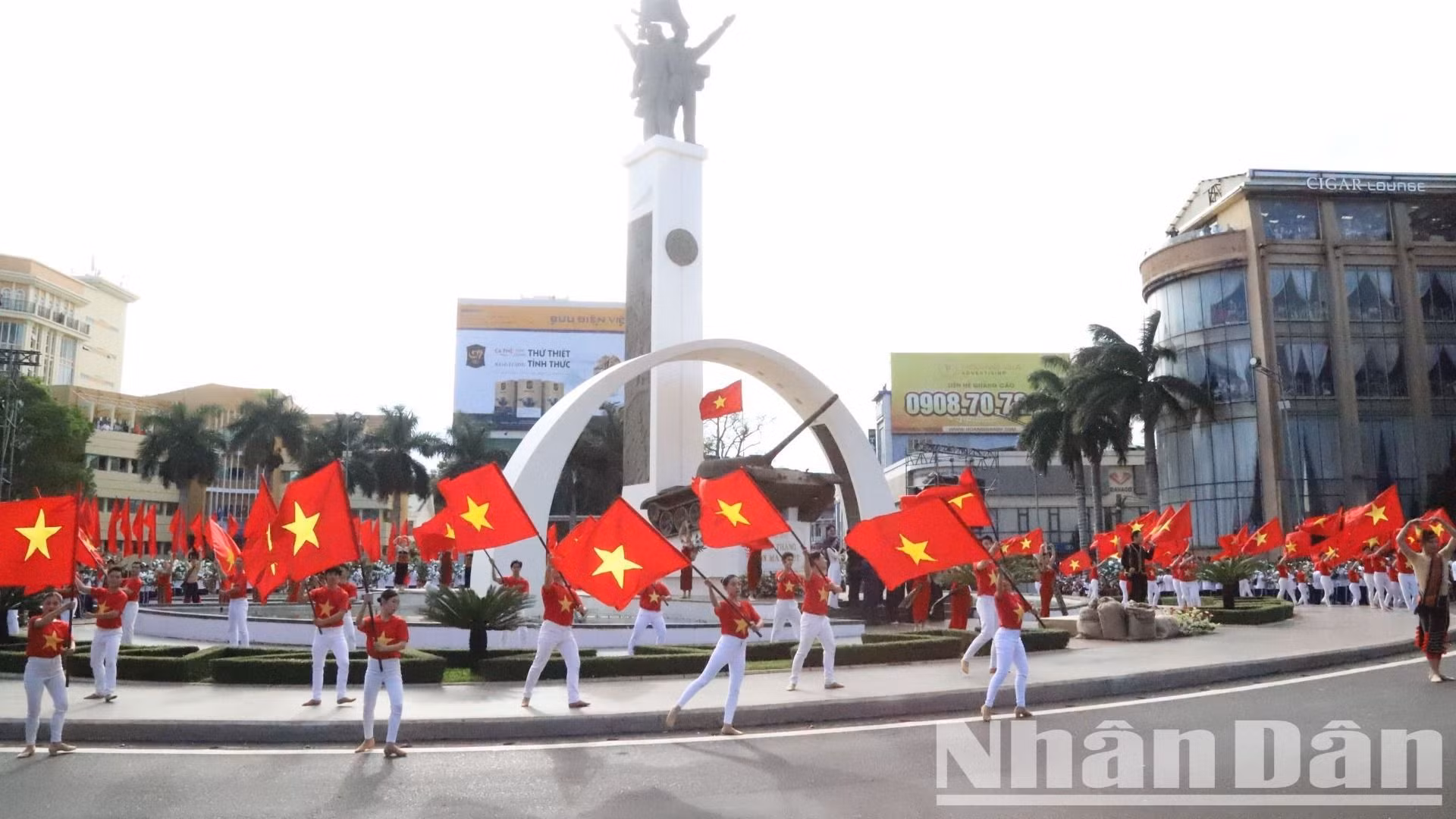 Lễ hội đường phố diễn ra tại Tượng đài chiến thắng Ngã Sáu Buôn Ma Thuột, một trong những công trình kiến trúc nghệ thuật độc đáo và tiêu biểu của thành phố Buôn Ma Thuột.