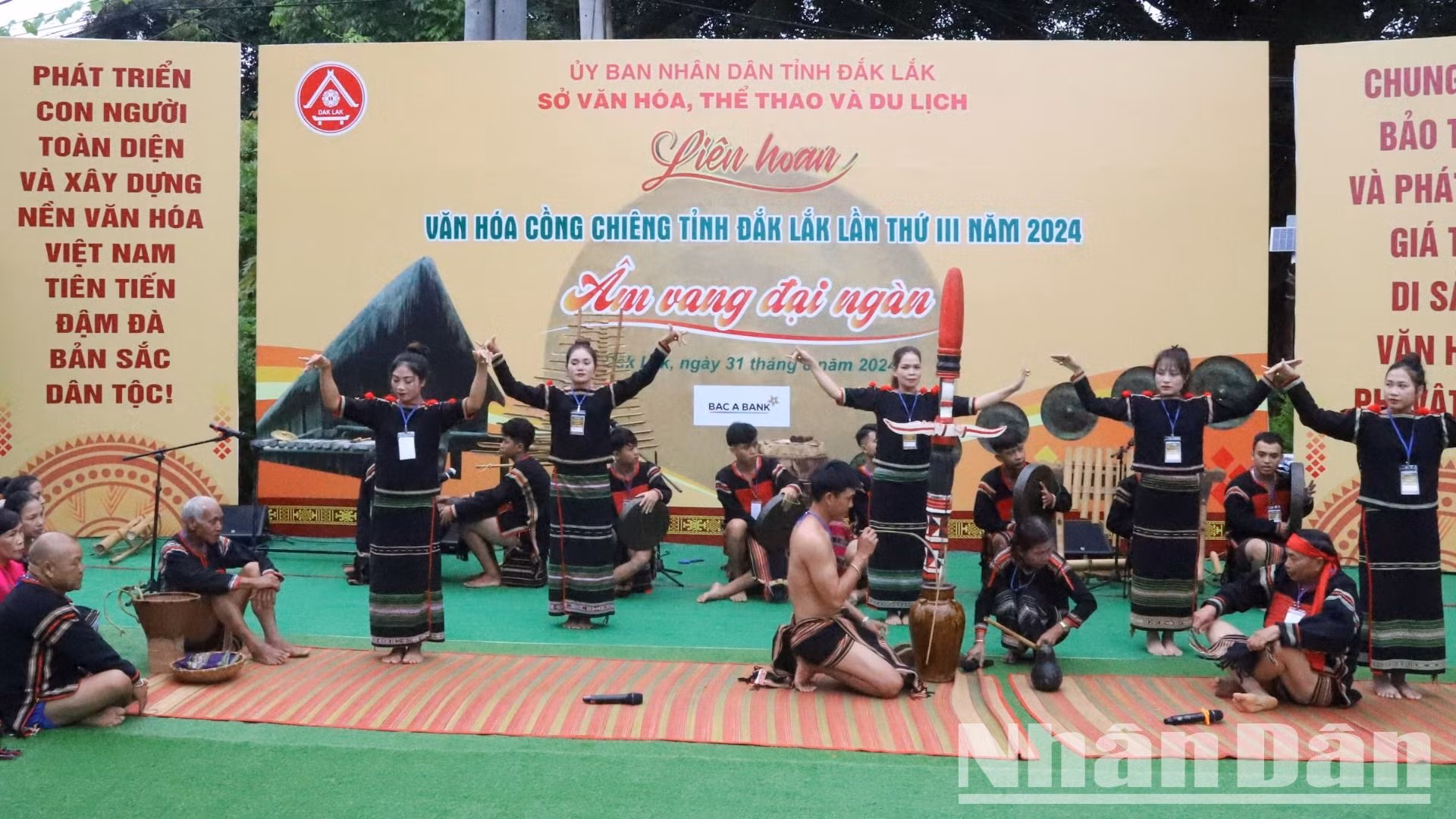 Bên cạnh đó, tỉnh Đắk Lắk cũng thường xuyên tổ chức Liên hoan văn hóa cồng chiêng giữa các địa phương trong tỉnh. Bên cạnh đó, tỉnh Đắk Lắk cũng thường xuyên tổ chức Liên hoan văn hóa cồng chiêng giữa các địa phương trong tỉnh.