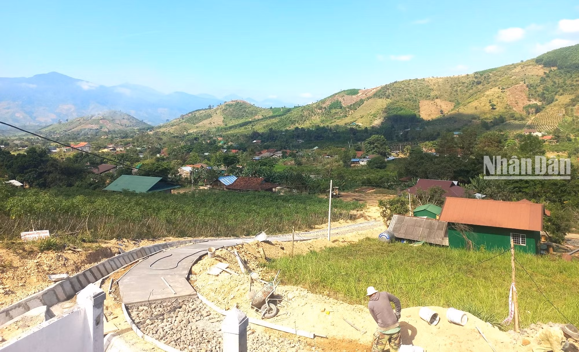 Đầu tư làm đường giao thông vào vùng dân di cư tự do ở xã Cư Pui, huyện Krông Bông.