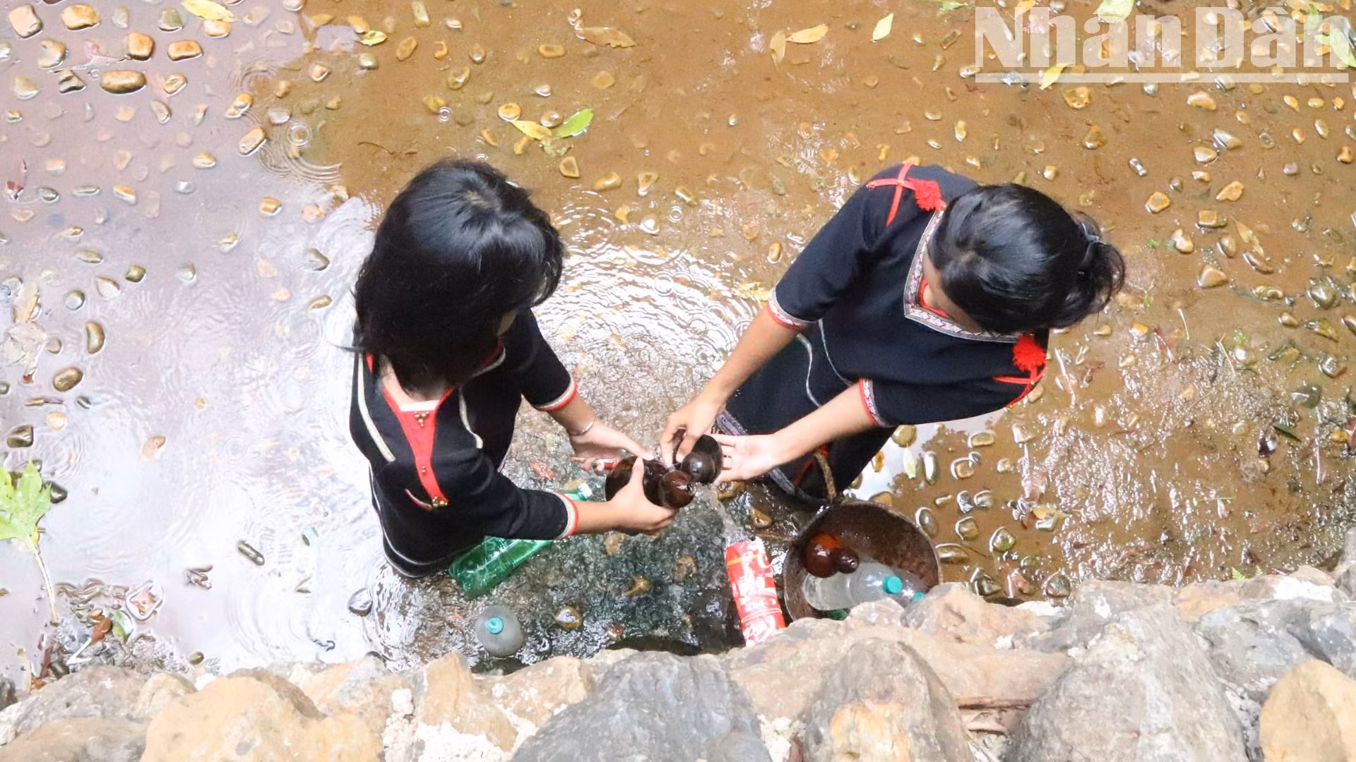 Mạch nước ở bến nước không chỉ tuôn chảy ngày đêm mà nguồn nước còn trong lành, mát mẻ.