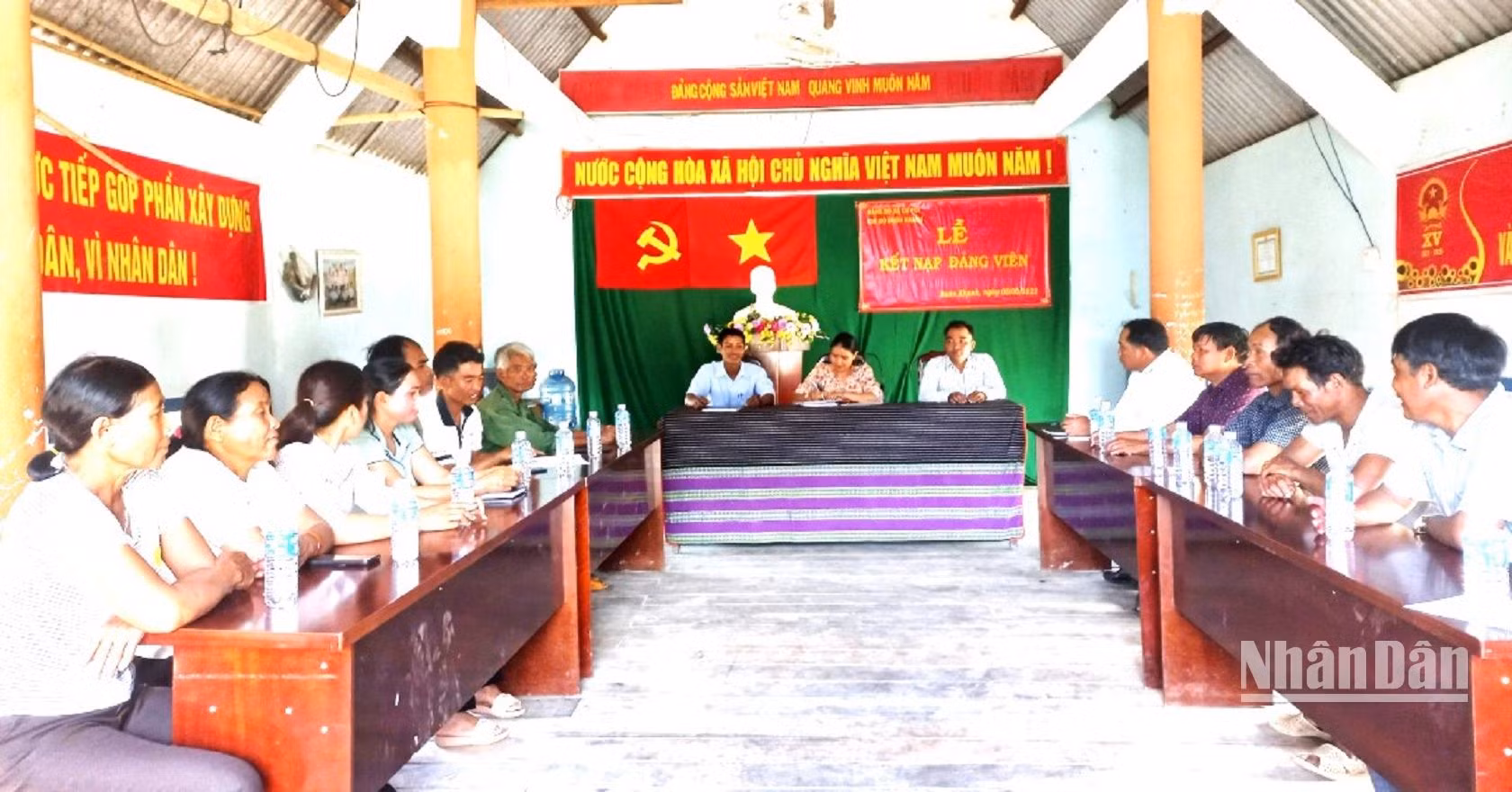 Một buổi lễ kết nạp đảng viên mới của chi bộ buôn Khanh, xã Cư Pui, huyện Krông Bông.