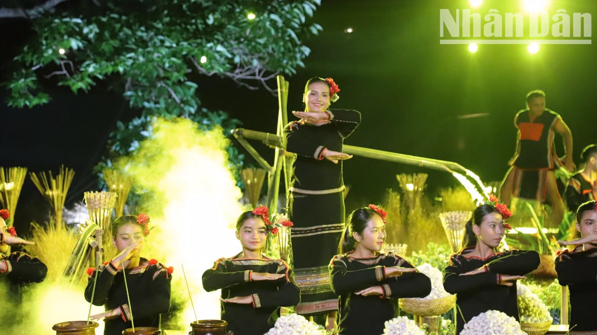 Sắc phục thổ cẩm của các cô gái Ê Đê. Sắc phục thổ cẩm của các cô gái Ê Đê.
