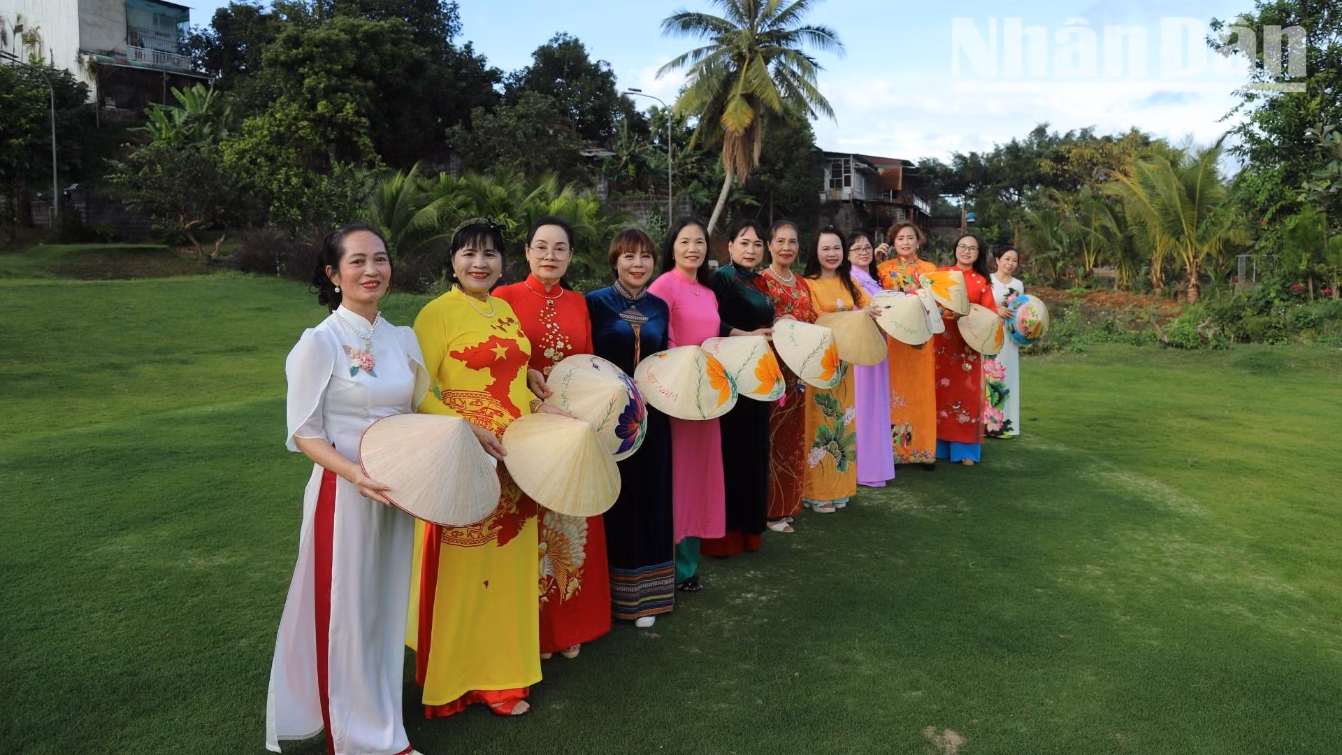 Nhưng có chung sở thích, niềm tự hào và tình yêu văn hóa truyền thống của dân tộc qua tà áo dài Việt Nam.
