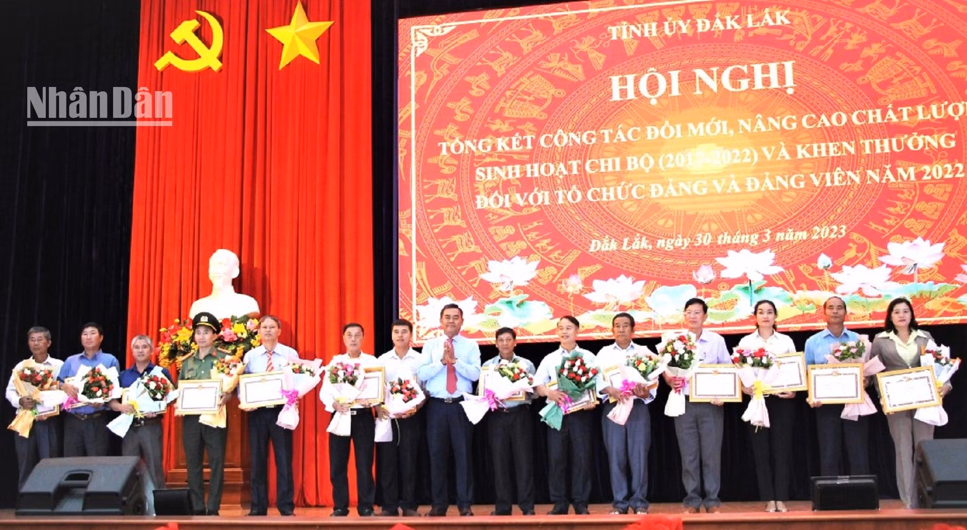 Tỉnh ủy Đắk Lắk tặng Bằng khen cho các tổ chức đảng và đảng viên có nhiều đóng góp trong công tác đổi mới, nâng cao chất lượng sinh hoạt chi bộ trên địa bàn.