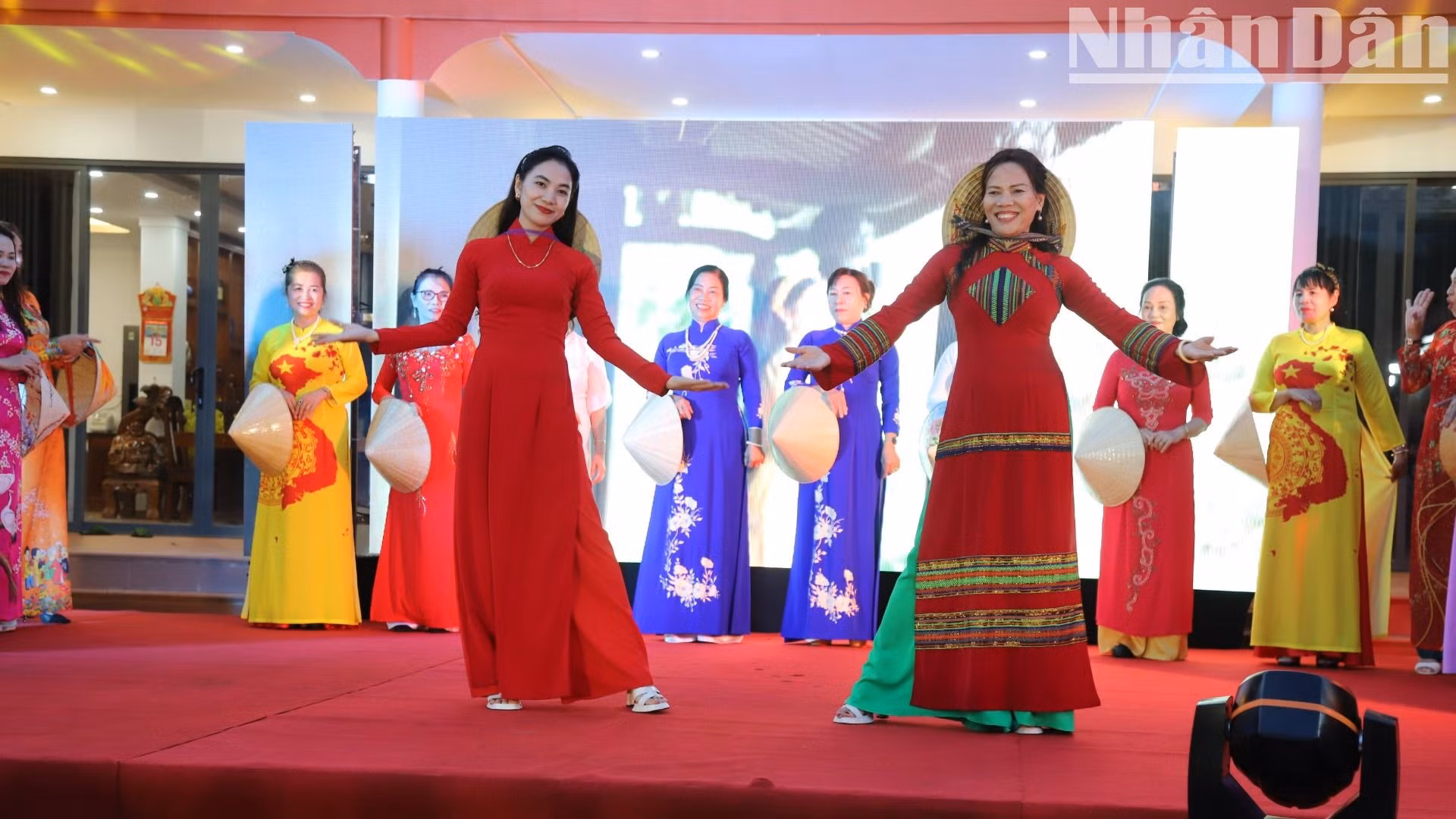 Tự tin và duyên dáng trong tà áo dài Việt Nam.
