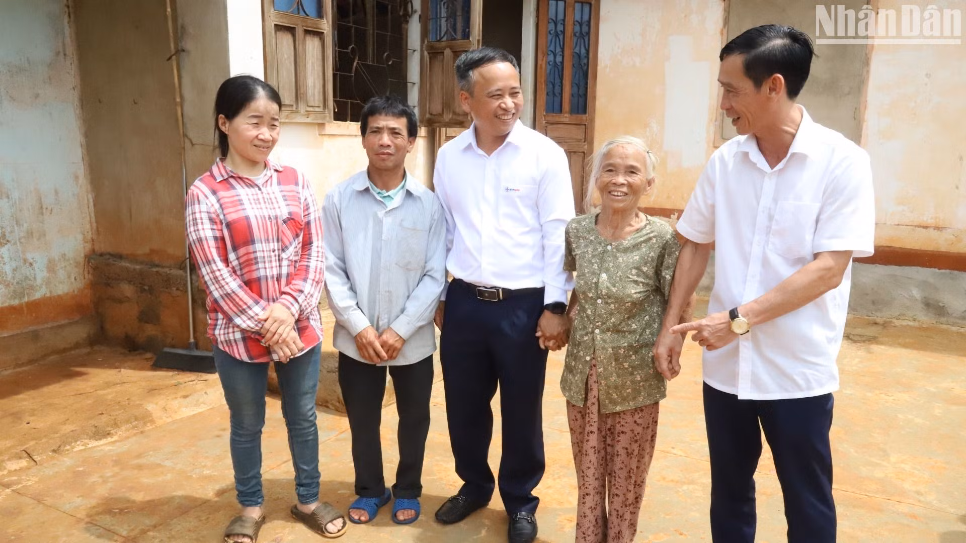 Bí thư Huyện ủy Krông Búk Nguyễn Hải Đông (người ngoài cùng bên phải) và Giám đốc Công ty Điện lực Đắk Lắk Trần Văn Thuận thăm hỏi gia đình anh gia đình anh Nguyễn Hữu Dũng, vợ là Ngô Thị Nhuần. Bí thư Huyện ủy Krông Búk Nguyễn Hải Đông (người ngoài cùng bên phải) và Giám đốc Công ty Điện lực Đắk Lắk Trần Văn Thuận thăm hỏi gia đình anh gia đình anh Nguyễn Hữu Dũng, vợ là Ngô Thị Nhuần.