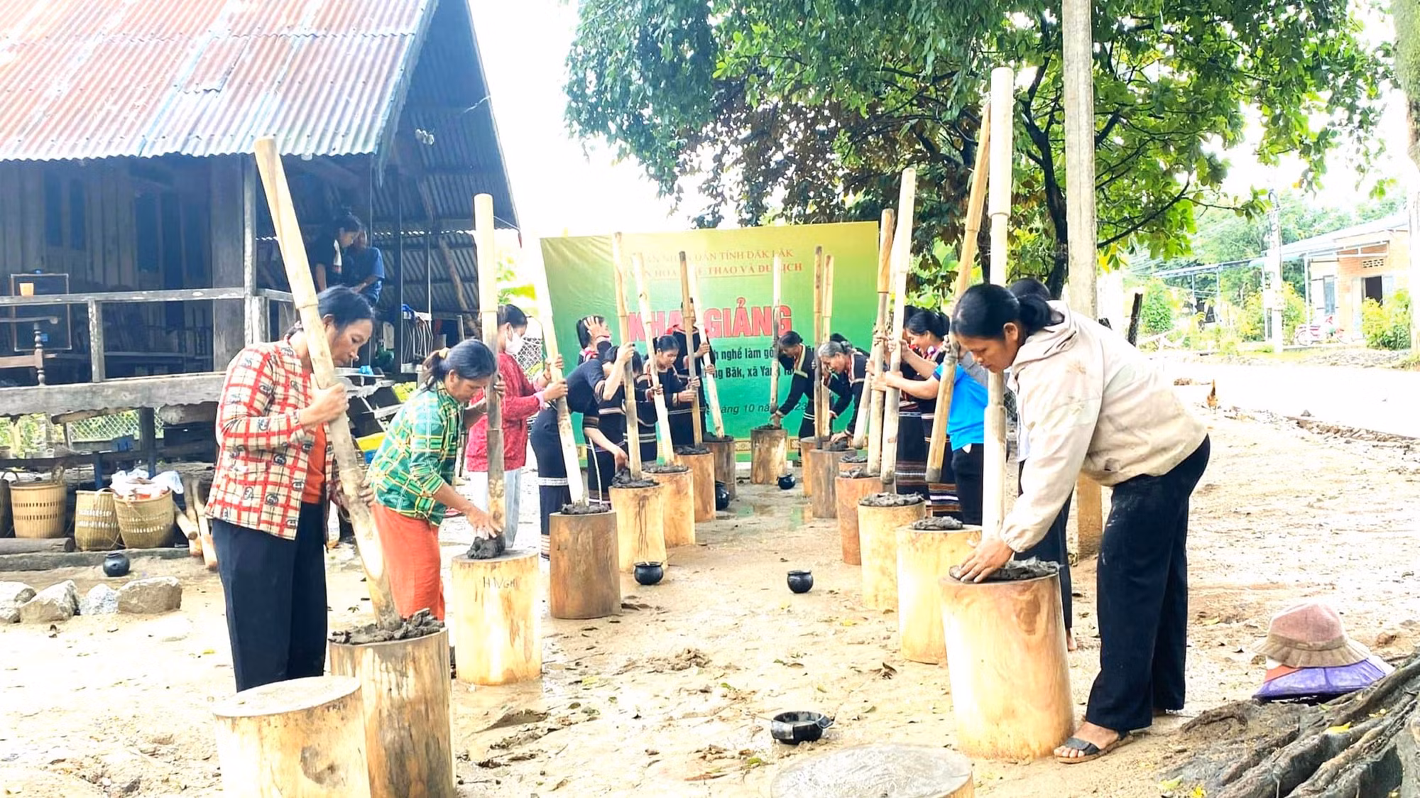 Ở gia đình, người phụ nữ dân tộc thiểu luôn đảm nhận phần lớn công việc trong gia đình. Ở gia đình, người phụ nữ dân tộc thiểu luôn đảm nhận phần lớn công việc trong gia đình.