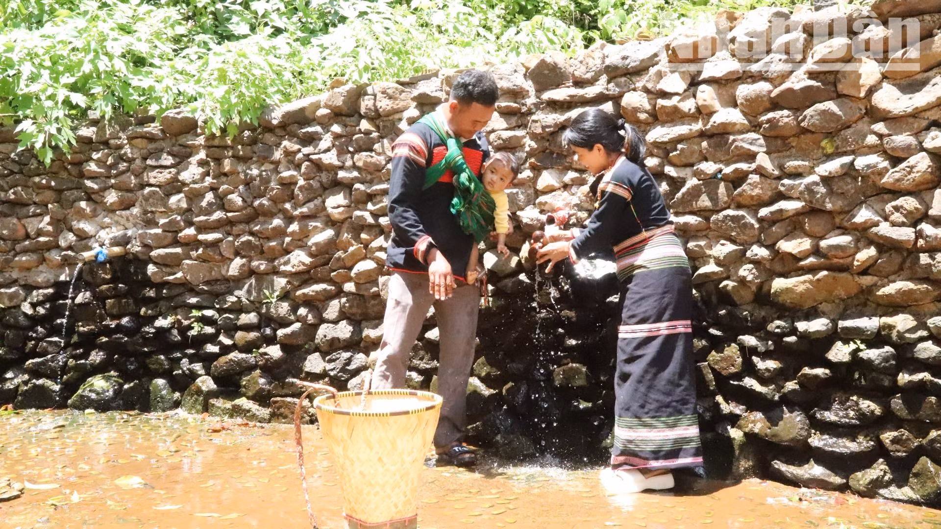 Là nguồn nước mát và sạch sẽ nên bà con trong buôn luôn xuống bến nước lấy nước về để nấu ăn, uống.