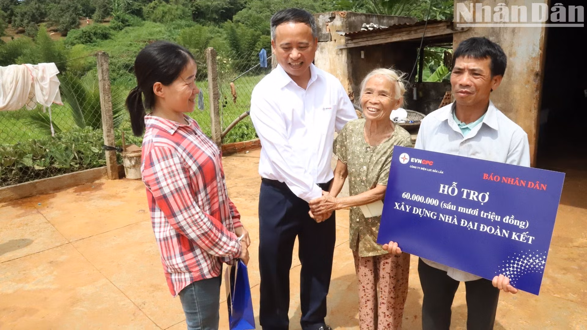 Gia đình anh Nguyễn Hữu Dũng và chị Ngô Thị Nhuần cảm ơn lãnh đạo Công ty Điện lực Đắk Lắk và Báo Nhân Dân đã quan tâm hỗ trợ kinh phí giúp gia đình xây dựng nhà để ở khi mùa mưa Tây Nguyên đang đến. Gia đình anh Nguyễn Hữu Dũng và chị Ngô Thị Nhuần cảm ơn lãnh đạo Công ty Điện lực Đắk Lắk và Báo Nhân Dân đã quan tâm hỗ trợ kinh phí giúp gia đình xây dựng nhà để ở khi mùa mưa Tây Nguyên đang đến.