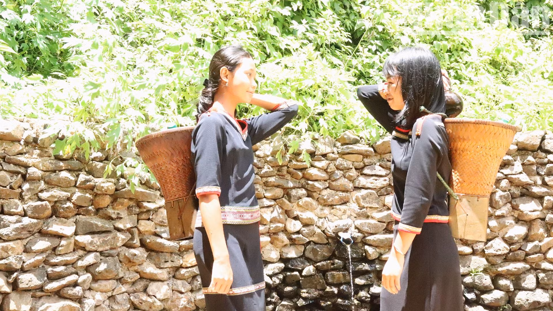 Người Ê Đê xuống bến nước lấy nước luôn mang gùi và các bình đựng nước được làm bằng quả bầu, còn nay thường là các bình hoặc chai nhựa.