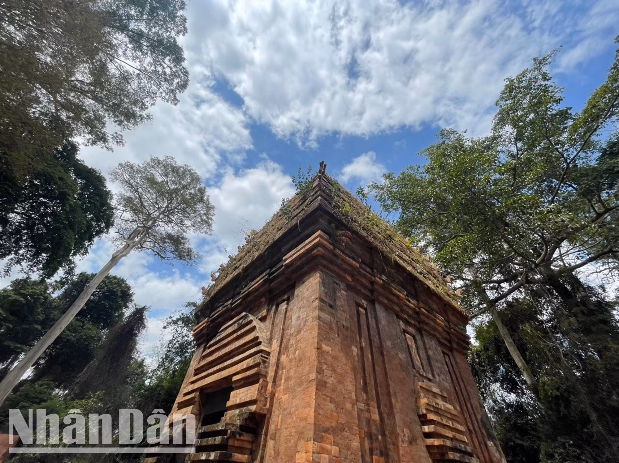 Tháp Yang Prong đã được tôn tạo nhưng tháp vẫn giữ được nét cổ kính, trang nghiêm, uy nghi.