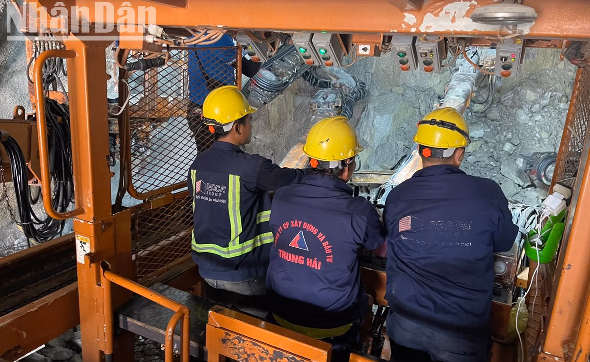 Các kỹ sư điều khiển máy khoan hầm Phượng Hoàng, cao tốc Khánh Hòa-Buôn Ma Thuột.