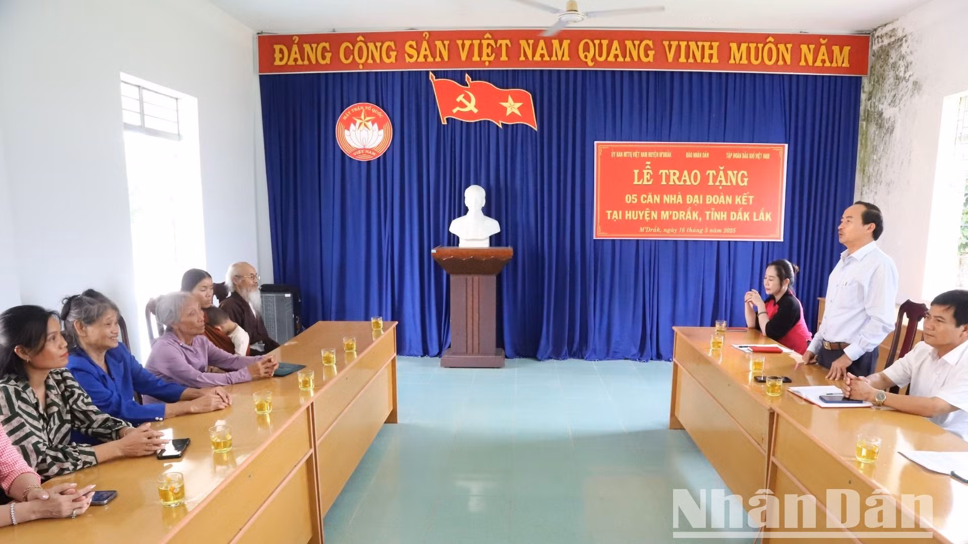 Quang cảnh buổi lễ trao tặng kinh phí xây dựng nhà đoàn kết. Quang cảnh buổi lễ trao tặng kinh phí xây dựng nhà đoàn kết.
