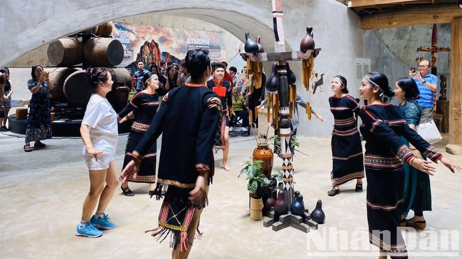Tham gia tour “Lễ hội Cà-phê Buôn Ma Thuột” du khách sẽ được khám phá Làng cà-phê Trung Nguyên, Bảo tàng thế giới cà-phê với nhiều hoạt động hấp dẫn.