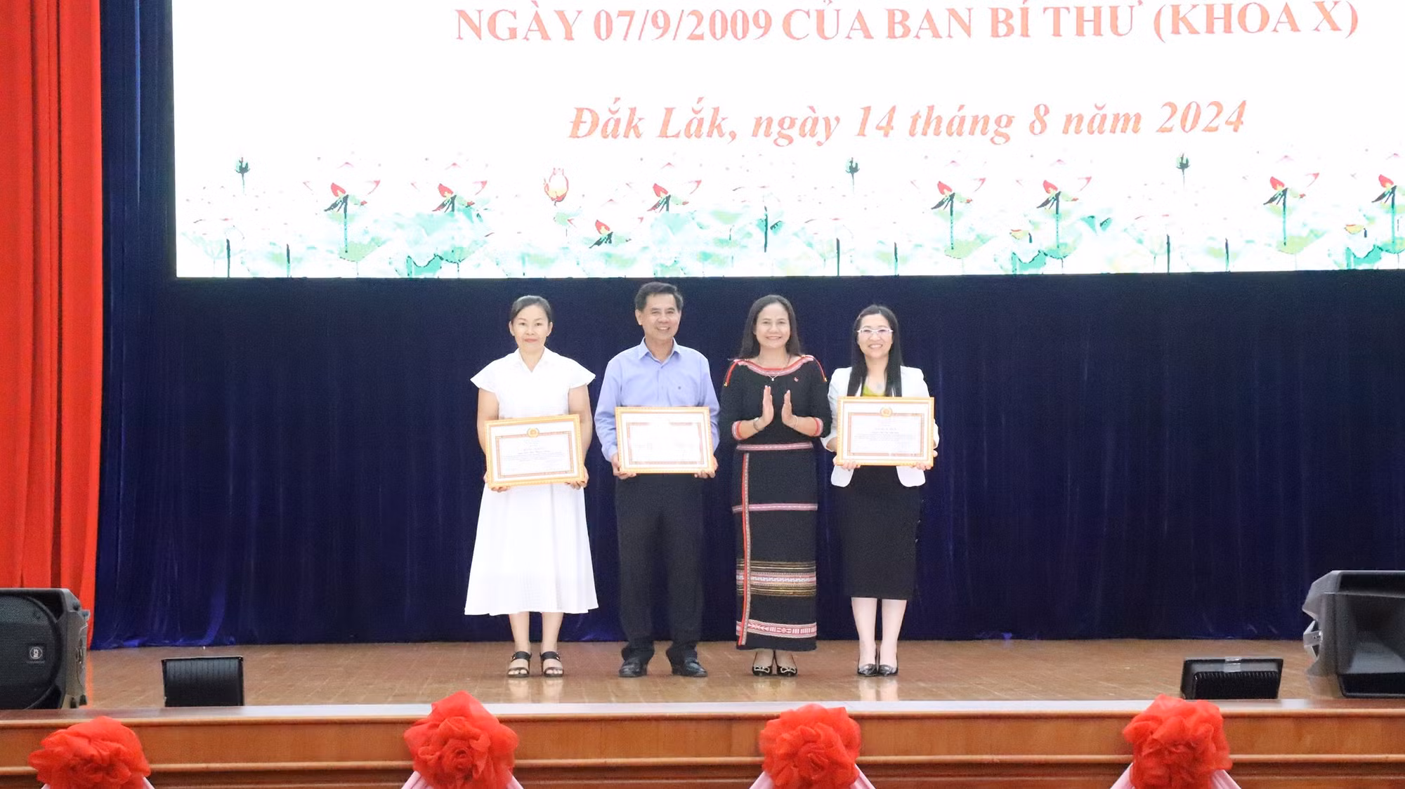 Đồng chí H'Lim Niê, Trưởng Ban Tuyên giáo Tỉnh ủy Đắk Lắk tặng Bằng khen của Tỉnh ủy cho 3 cá nhân có thành tích xuất sắc trong thực hiện 10 năm thực hiện Nghị quyết số 33-NQ/TW về “Xây dựng và phát triển văn hóa, con người Việt Nam đáp ứng yêu cầu phát triển bền vững đất nước”. Đồng chí H'Lim Niê, Trưởng Ban Tuyên giáo Tỉnh ủy Đắk Lắk tặng Bằng khen của Tỉnh ủy cho 3 cá nhân có thành tích xuất sắc trong thực hiện 10 năm thực hiện Nghị quyết số 33-NQ/TW về “Xây dựng và phát triển văn hóa, con người Việt Nam đáp ứng yêu cầu phát triển bền vững đất nước”.