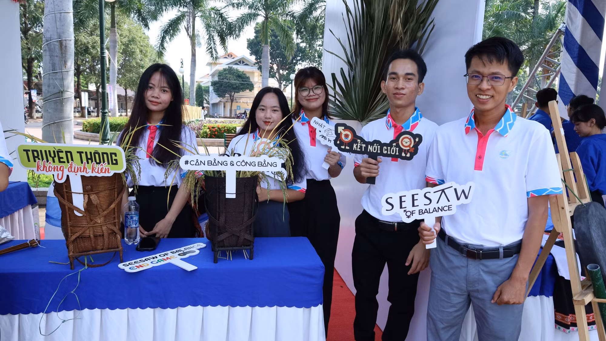 Thanh niên dân tộc thiểu số các trường đại học cùng lan tỏa các thông điệp ý nghĩa thúc đẩy bình đẳng giới. Thanh niên dân tộc thiểu số các trường đại học cùng lan tỏa các thông điệp ý nghĩa thúc đẩy bình đẳng giới.
