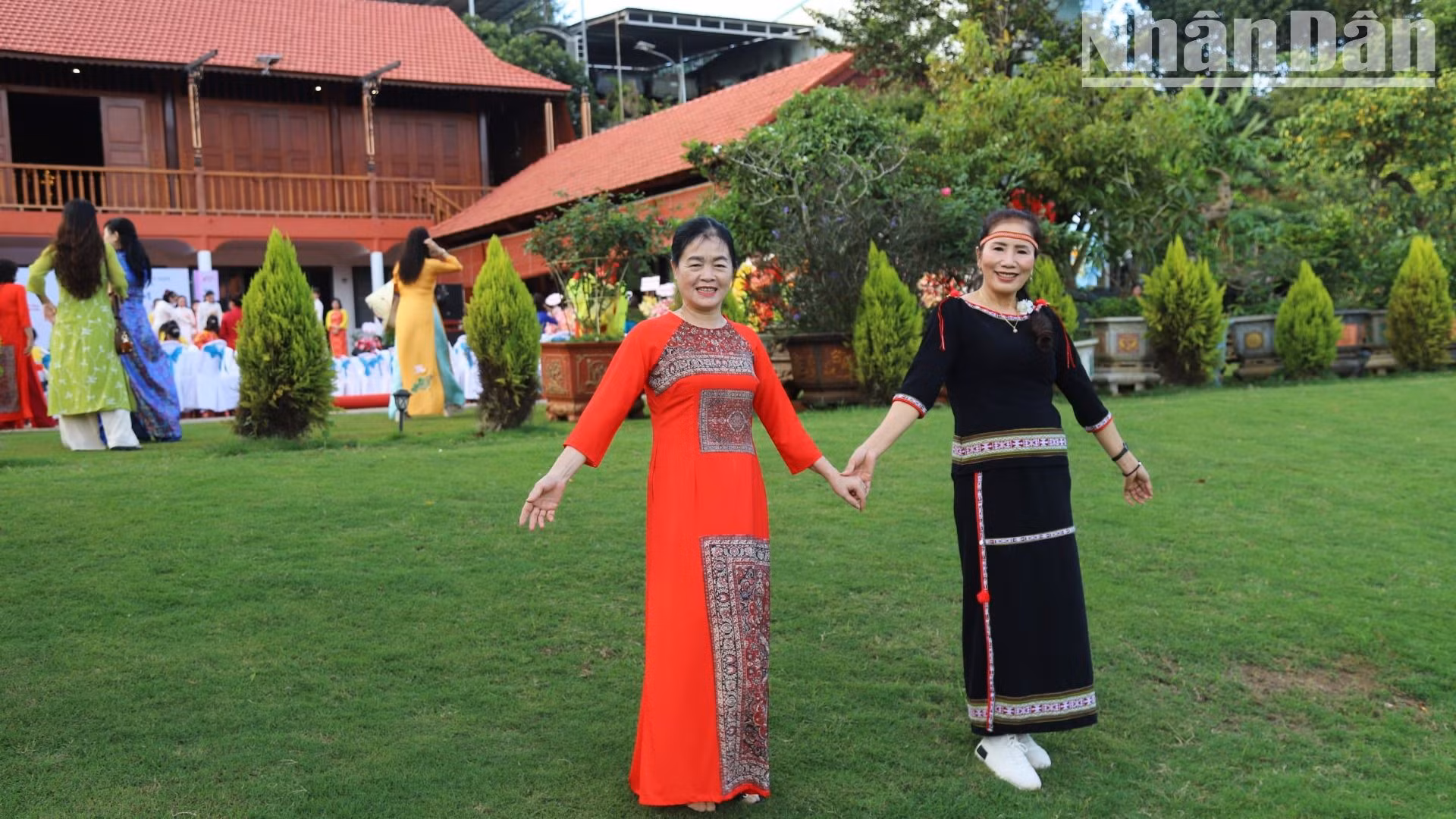 Tà áo dài Việt Nam và áo thổ cẩm truyền thống của đồng bào Ê-đê ở Tây Nguyên.