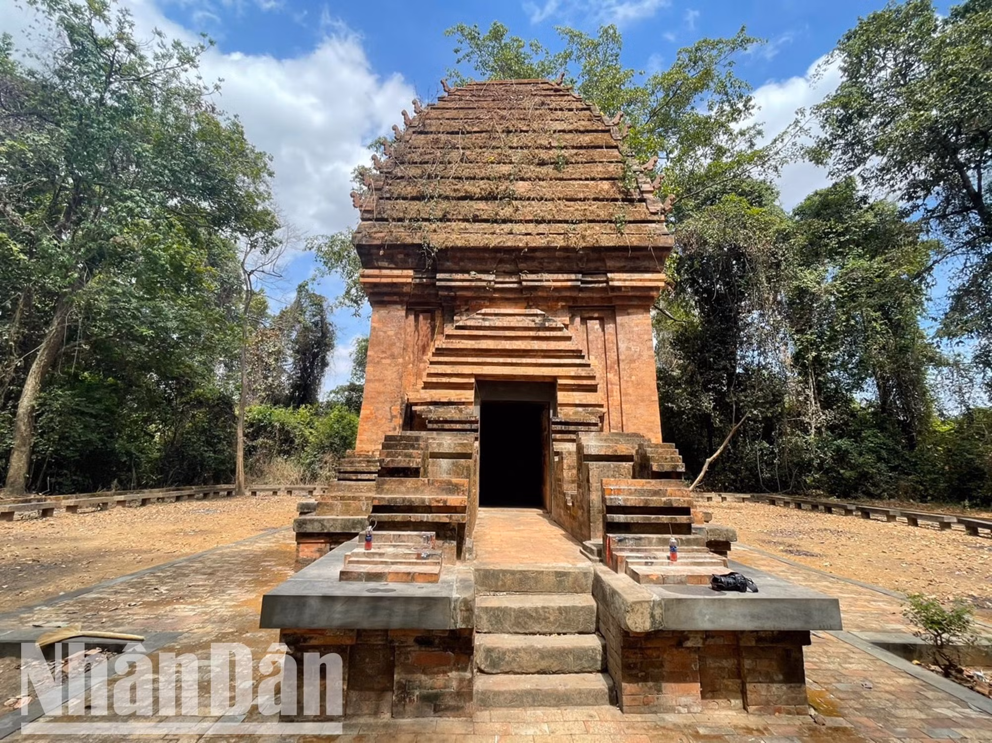 Yang Prong có nghĩa là tháp thờ Thần Lớn, vị thần chuyên cai quản mùa màng theo quan niệm của người Chăm cổ.