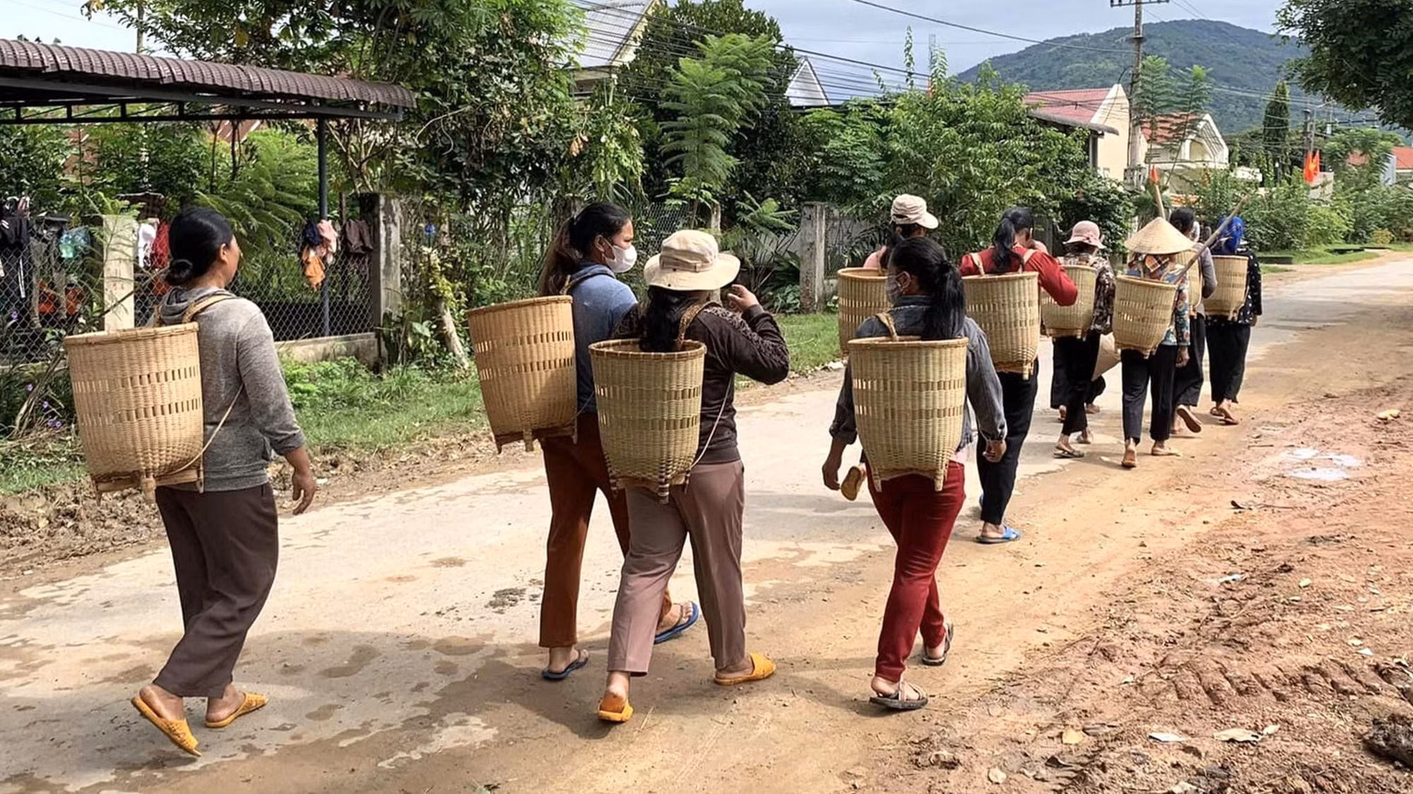 Ở các buôn làng đồng bào dân tộc thiểu số, người phụ nữ vẫn chịu nhiều thiệt thòi hơn nam giới. Ở các buôn làng đồng bào dân tộc thiểu số, người phụ nữ vẫn chịu nhiều thiệt thòi hơn nam giới.