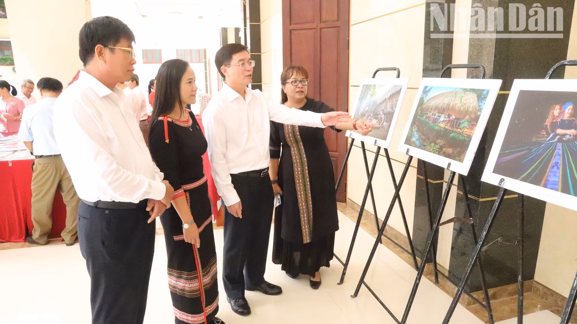 Các đại biểu thăm quan các tác phẩm ảnh nghệ thuật được trưng bày bên lề hội nghị. Các đại biểu thăm quan các tác phẩm ảnh nghệ thuật được trưng bày bên lề hội nghị.