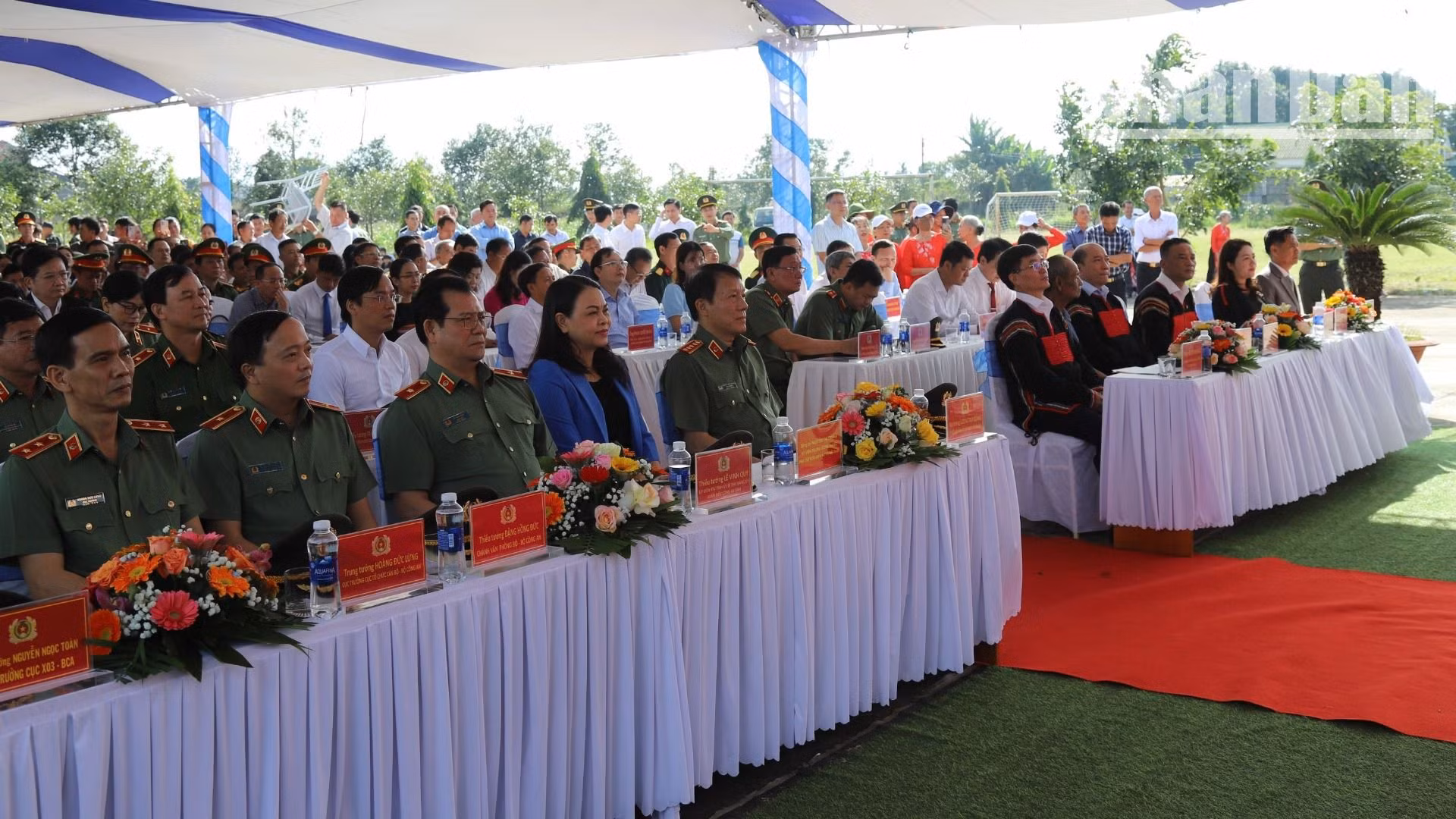 Đại tướng Lương Tam Quang và các đại biểu dự Ngày hội Đại đoàn kết toàn dân tộc tại xã Ea Ktur. Đại tướng Lương Tam Quang và các đại biểu dự Ngày hội Đại đoàn kết toàn dân tộc tại xã Ea Ktur.